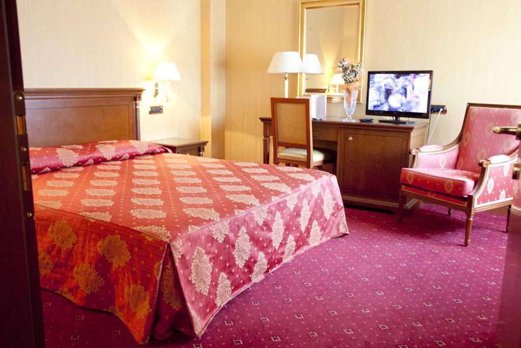 Hotel Jolly Кастровиллари Экстерьер фото