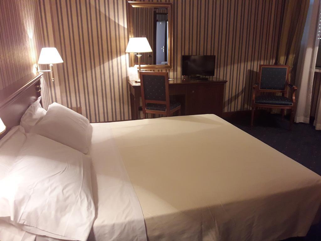 Hotel Jolly Кастровиллари Экстерьер фото